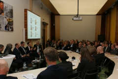 Publikum mit Podium