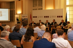 Publikum mit Podium