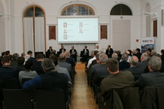 Publikum mit Podium
